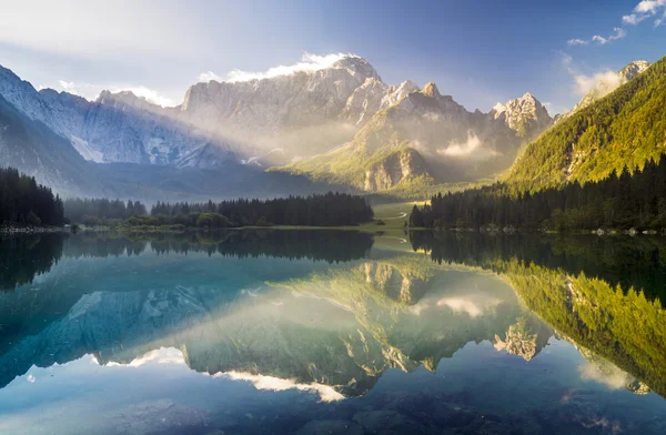 Lago de montanha nos alpes — Fotografia de Stock