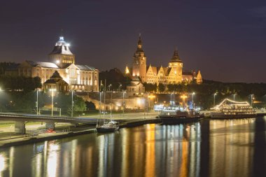 Old Town şehir, Polonya Szczecin (Stettin) gece Panoraması