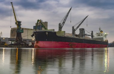 Deniz liman ticaret gemisi