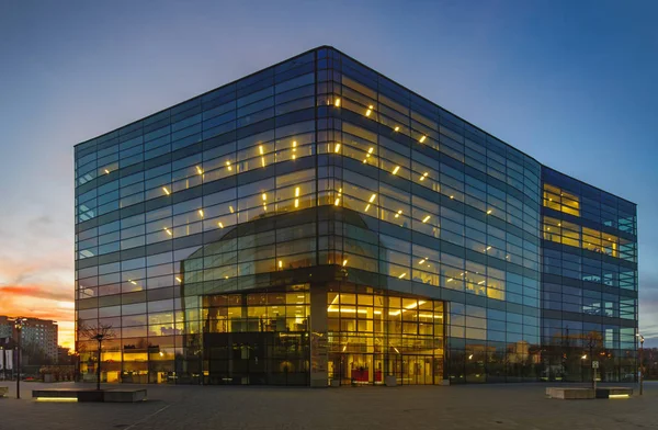 Edificio de oficinas con fachada de vidrio — Foto de Stock