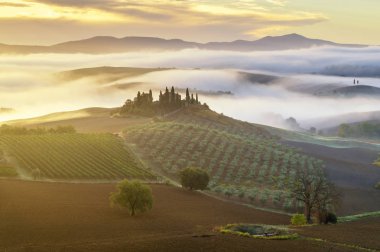 Pienza, İtalya-Eylül 2015: ünlü Tuscan manzara güneş doğarken