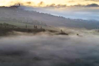 Pienza, İtalya-Eylül 2015: ünlü Tuscan manzara sunri