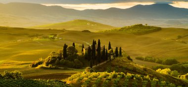 Pienza, İtalya-Eylül 2015: ünlü Tuscan manzara sunri