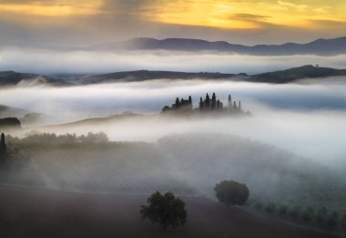 Pienza, İtalya-Eylül 2015: ünlü Tuscan manzara sunri
