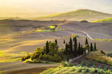 Pienza, İtalya-Eylül 2015: ünlü Tuscan manzara sunri