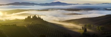 Pienza, İtalya-Eylül 2015: ünlü Tuscan manzara sunri