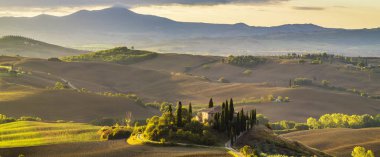 Pienza, İtalya-Eylül 2015: ünlü Tuscan manzara sunri