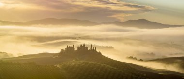 Pienza, İtalya-Eylül 2015: ünlü Tuscan manzara güneş doğarken