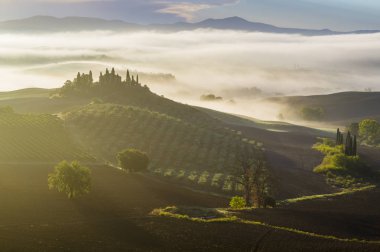 Pienza, İtalya-Eylül 2015: ünlü Tuscan manzara güneş doğarken