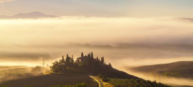 Pienza, İtalya-Eylül 2015: ünlü Tuscan manzara güneş doğarken