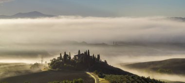 Pienza, İtalya-Eylül 2015: ünlü Tuscan manzara güneş doğarken