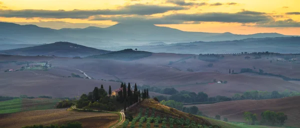 Pienza, Italië-September 2015: de beroemde Toscaanse landschap op sunri — Stockfoto