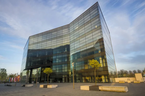 SZCZECIN, POLONIA-27 JULIO 2016: Moderno edificio de oficinas por la noche — Foto de Stock