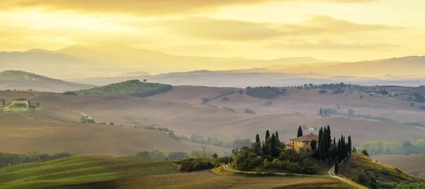 Pienza, Italië-September 2015: de beroemde Toscaanse landschap op sunri — Stockfoto