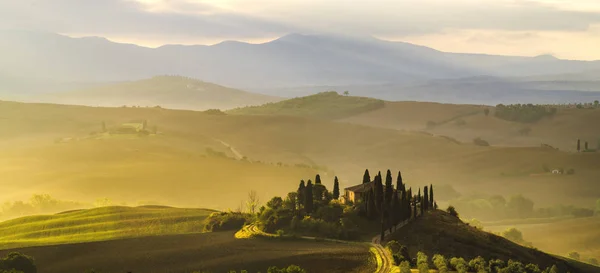 Pienza, Italië-September 2015: de beroemde Toscaanse landschap bij zonsopgang — Stockfoto