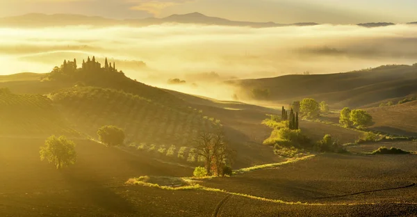 Pienza, Italië-September 2015: de beroemde Toscaanse landschap bij zonsopgang — Stockfoto