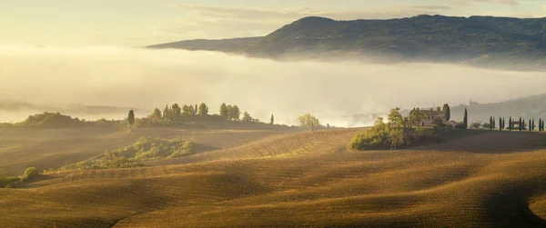 Pienza, Italia-septiembre de 2015: el famoso paisaje toscano al amanecer —  Fotos de Stock