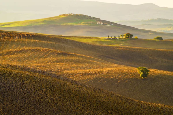 Pienza, italien-september 2015: die berühmte toskanische landschaft bei sonnenaufgang — Stockfoto