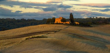 Pienza, İtalya-Eylül 2015: ünlü Tuscan manzara sunri