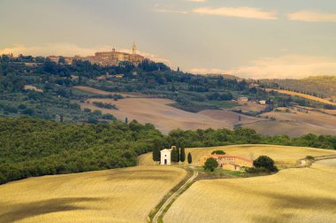Pienza, İtalya-Eylül 2015: ünlü Tuscan manzara sunri