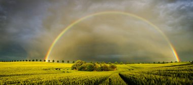 renkli gökkuşağının üstünde alanından sonra geçen yağmur fırtınası