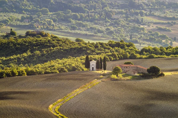 Pienza, Italië-September 2015: de beroemde Toscaanse landschap bij zonsopgang — Stockfoto