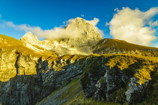Herfst in de Julische Alpen, Mangart piek, Predil Pass, Slovenië — Stockfoto