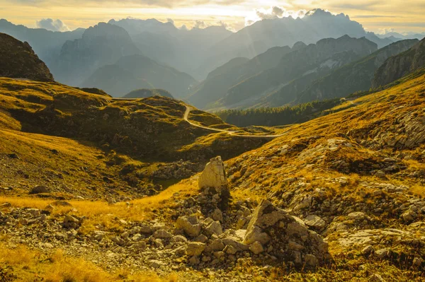 Herfst in de Julische Alpen, Mangart piek, Predil Pass, Slovenië — Stockfoto