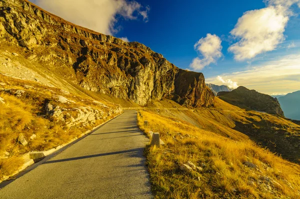 Herfst in de Julische Alpen, Mangart piek, Predil Pass, Slovenië — Stockfoto