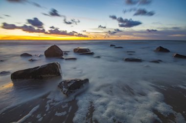 Denizin üzerinde gün batımı