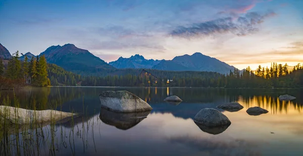 Horské jezero ve slovenských Vysokých Tatrách — Stock fotografie