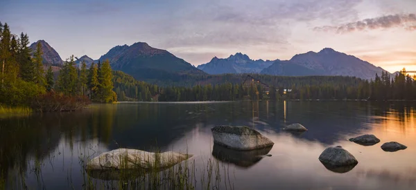 Lago de montanha no alto tatras eslovaco — Fotografia de Stock