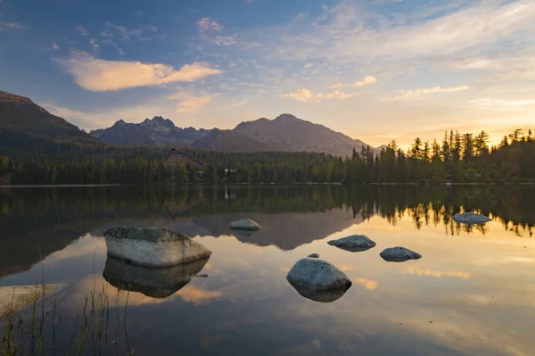 Lago de montanha no alto tatras eslovaco — Fotografia de Stock