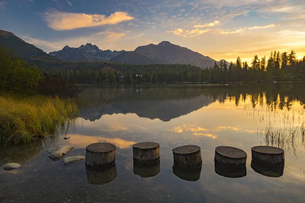 Horské jezero ve slovenských Vysokých Tatrách — Stock fotografie