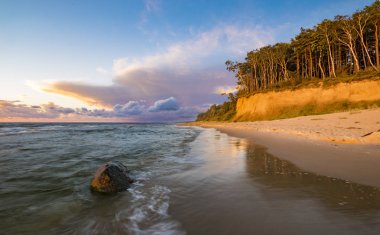 fırtınalı denize muhteşem günbatımı