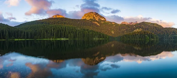 Manhã enevoada no lago da montanha — Fotografia de Stock