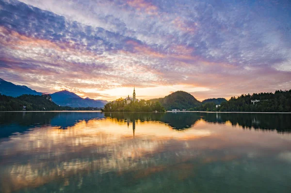 Krásný východ slunce na jezeře bled — Stock fotografie