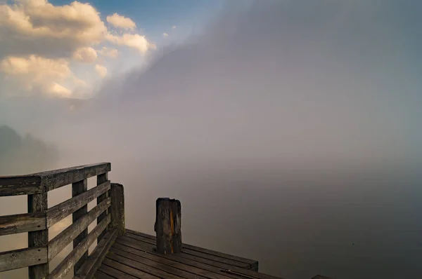 Manhã enevoada no lago da montanha — Fotografia de Stock