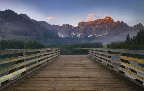 Mlhavé ráno na horské jezero — Stock fotografie