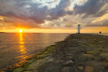 Deniz feneri Baltık Denizi, Pol üzerinde güzel bir akşam gökyüzü