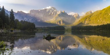 puslu dağ gölü laghi di sabahı Fusine, İtalya