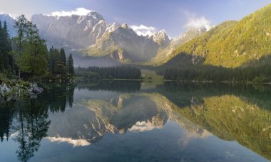 puslu dağ gölü laghi di sabahı Fusine, İtalya