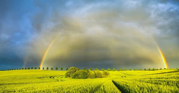 Hermoso arco iris colorido después de pasar una tormenta de la noche —  Fotos de Stock