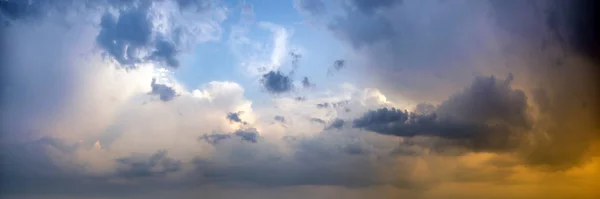 Nubes de tormenta escénicas en la noche — Foto de Stock