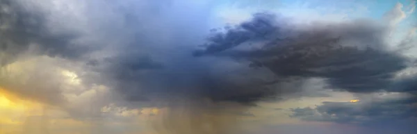 Naturskønne stormskyer om aftenen - Stock-foto