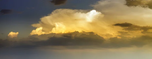 Nubes de tormenta escénicas en la noche — Foto de Stock