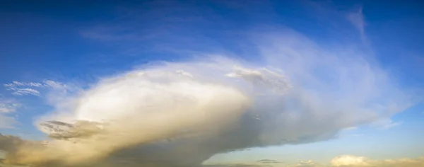 Nubes de tormenta escénicas en la noche — Foto de Stock