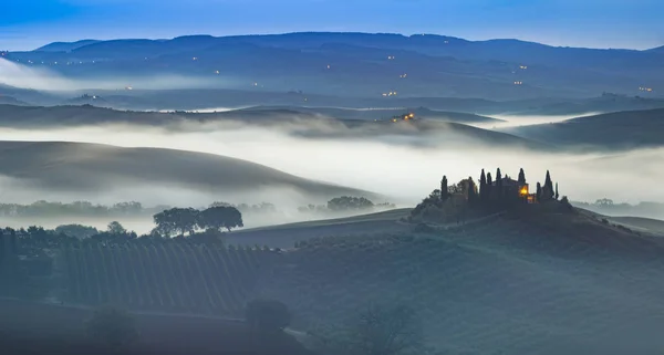 Mistige ochtend in Toscane — Stockfoto