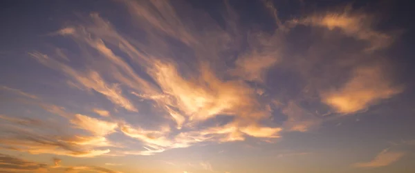 Beau ciel du soir au coucher du soleil — Photo