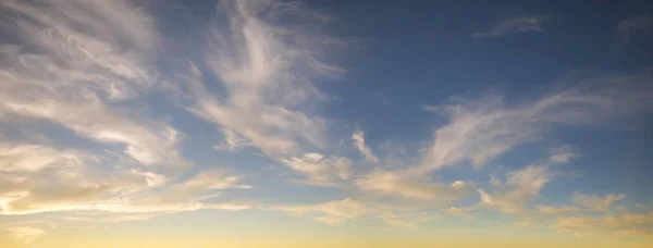 Hermoso cielo de la noche al atardecer —  Fotos de Stock